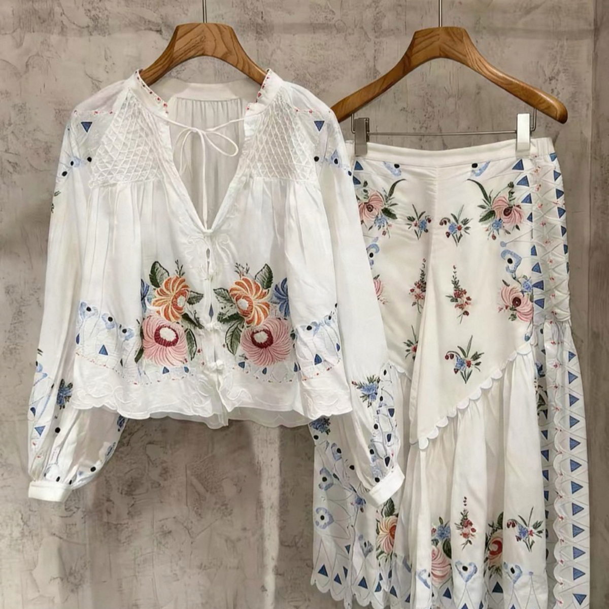 Ensemble chemisier blanc brodé de motifs floraux et jupe-culotte