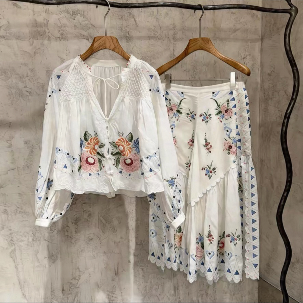 Ensemble chemisier blanc brodé de motifs floraux et jupe-culotte