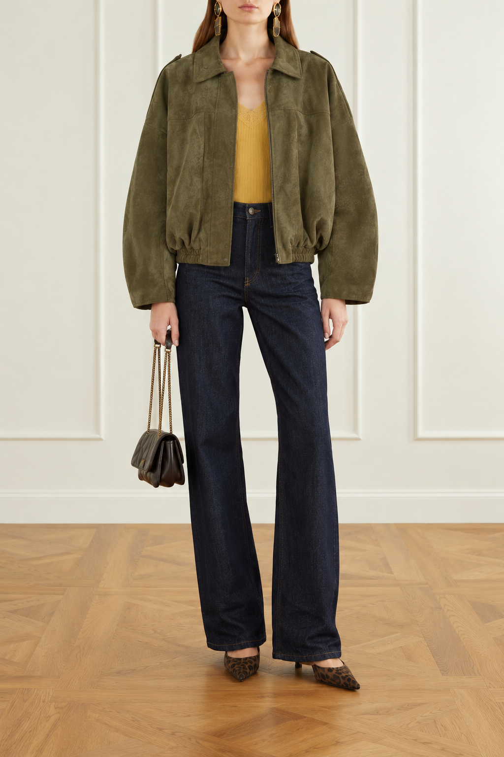 Blouson bomber kaki décontracté à la finition douce effet daim, aux épaules tombantes oversize et à la silhouette courte contemporaine.