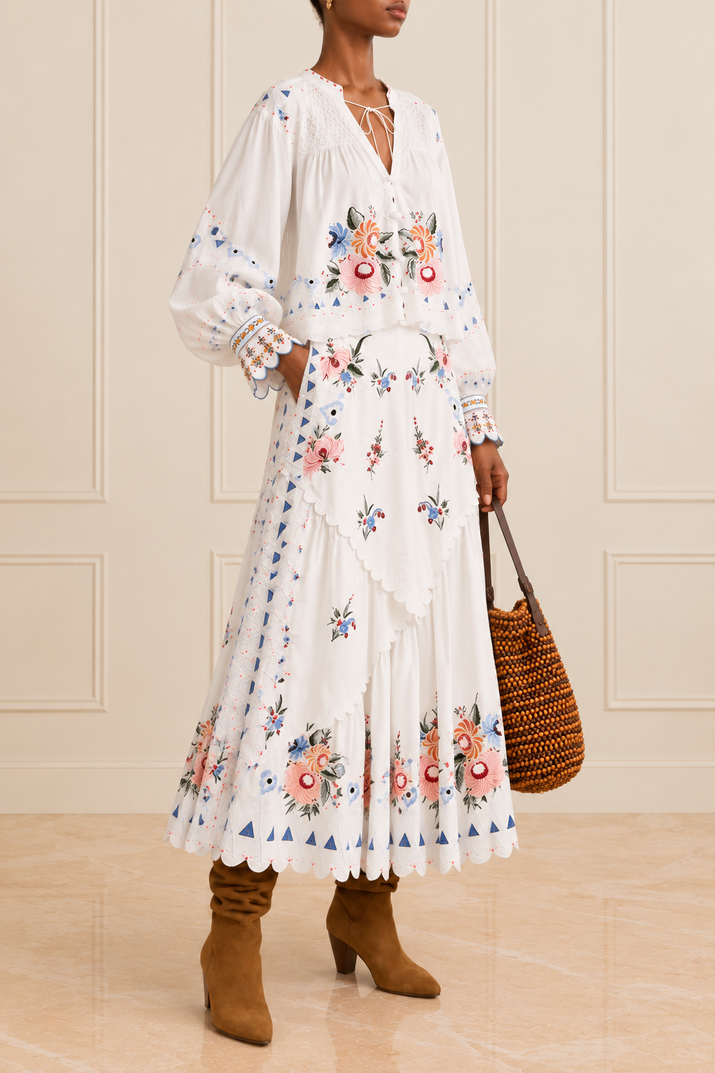Ensemble chemisier blanc brodé de motifs floraux et jupe-culotte