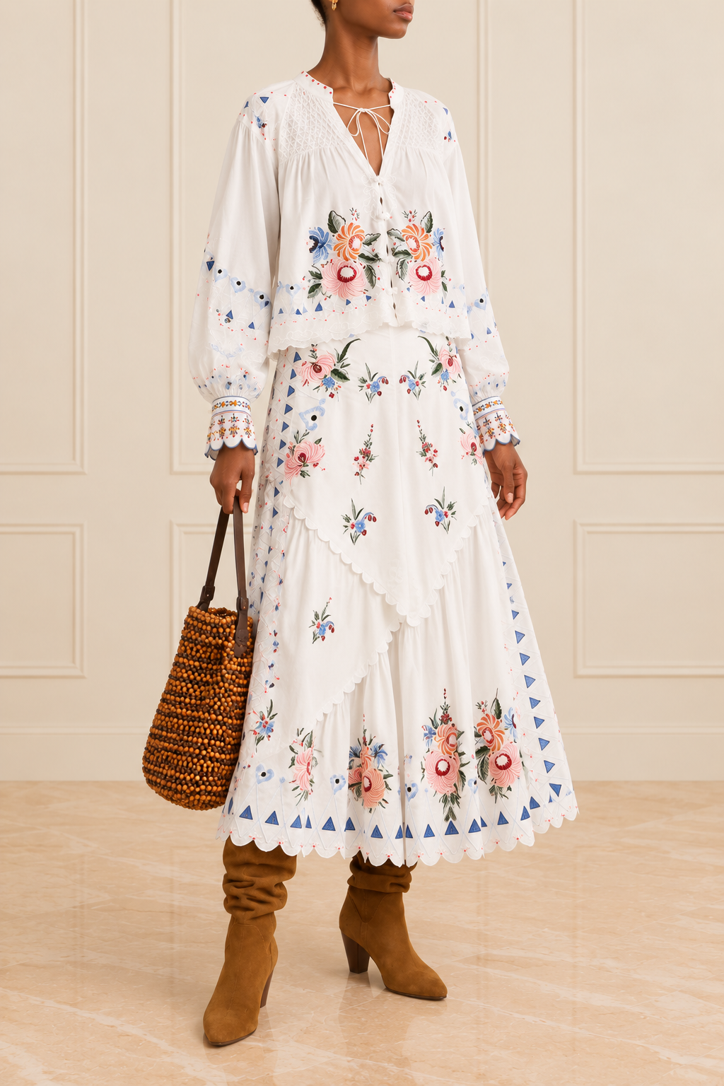 Ensemble chemisier blanc brodé de motifs floraux et jupe-culotte