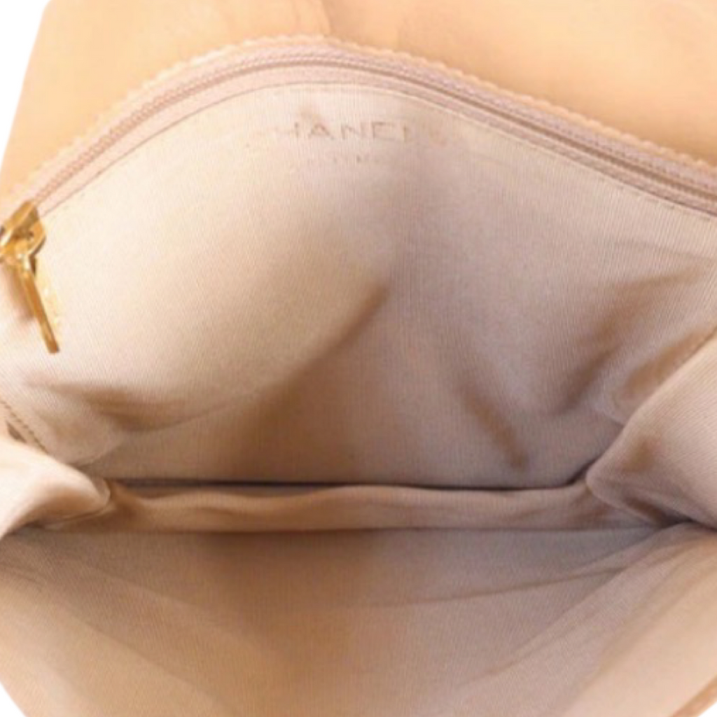 CHANEL Vintage CC Logo Beige Lambskin Shoulder Bag – 1997–1999 Previously Owned Authentic