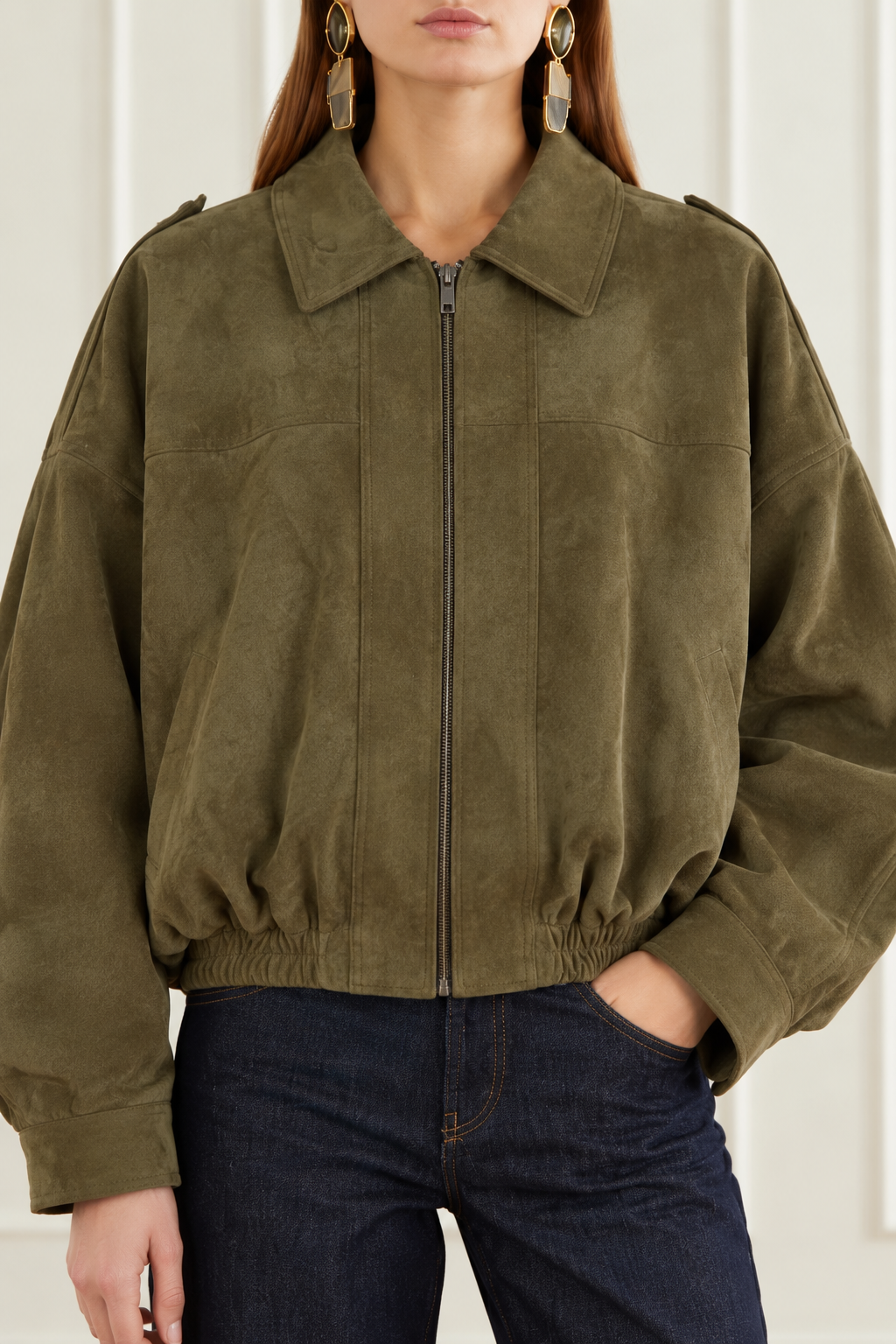 Blouson bomber kaki décontracté à la finition douce effet daim, aux épaules tombantes oversize et à la silhouette courte contemporaine.