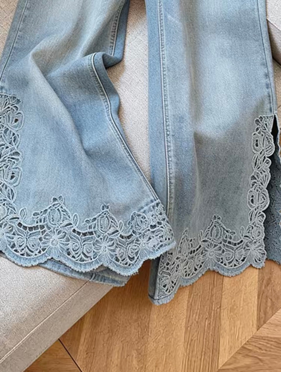 Jeans mit weitem Bein und Spitzensaum – Hoher Bund, helle Waschung