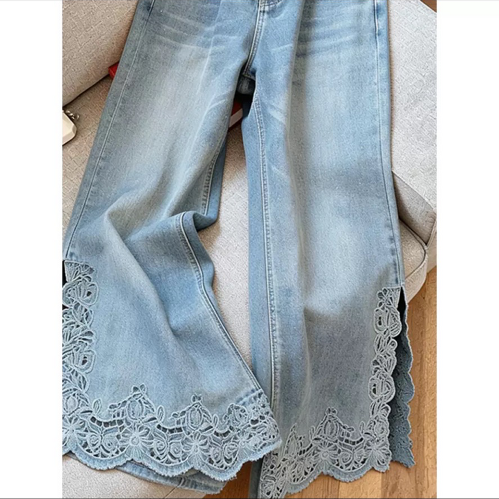 Jeans mit weitem Bein und Spitzensaum – Hoher Bund, helle Waschung